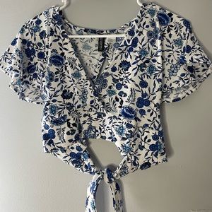 CUTE!! Summer top with open back. Size XS. Brand: H&M